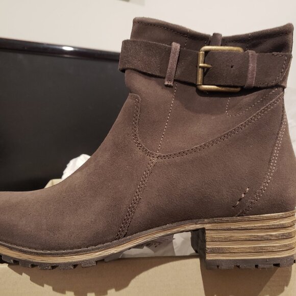 New in Box Clarks Marana Amber Taupe Suede Ankle Boots - Size 8 - Picture 1 of 10